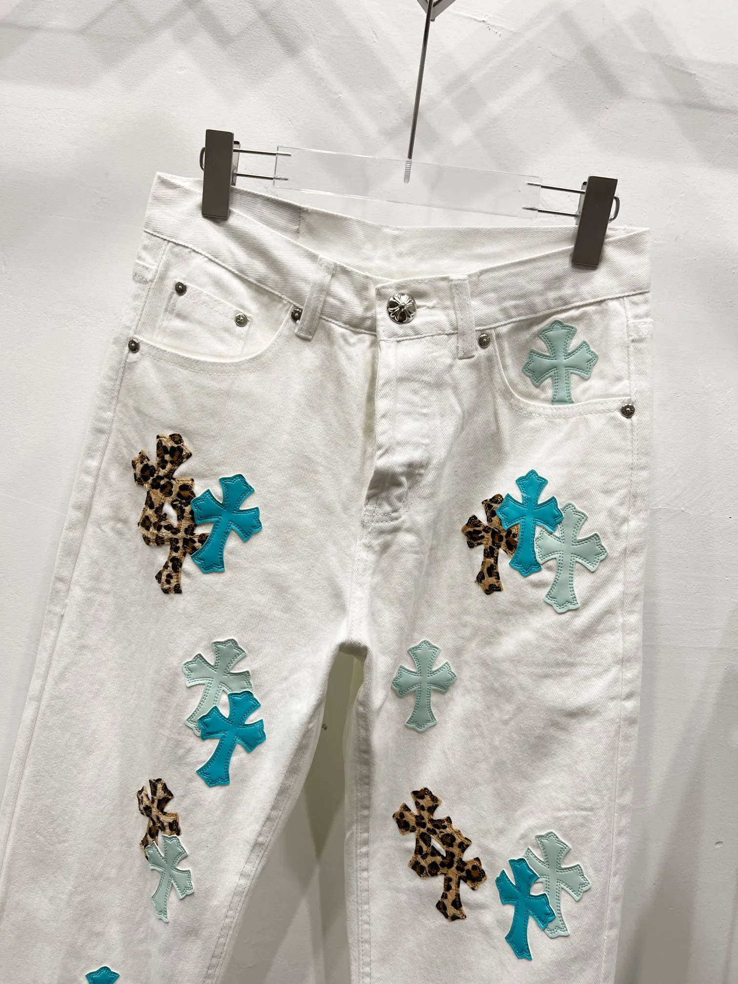 P260 Style No.: (c016) Croxin & 𝐂𝐡𝐫𝐨𝐦𝐞 𝐇𝐞𝐚𝐫𝐭 ss25 new ice blue leopard print cross patchwork leather jeans. Styles with different washed textures are very friendly to people with thin legs. The slightly flared version perfectly modifies the shape of the legs. The timeless and moderate length makes it easy to match and match. It is the basis for various styles and is a must-have in your wardrobe! The fabric is stiff but also makes the upper body soft without losing texture. The washing process is even more perfect. It is a must-have item for everyone! ! ! Washed wheat, tag, pants label, three labels complete Color: white Size: 28-30-32-34